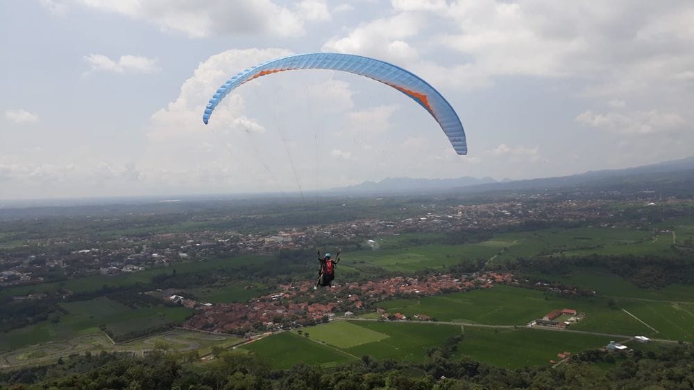 Mencoba Wisata Ekstrim Paralayang di Majalengka
